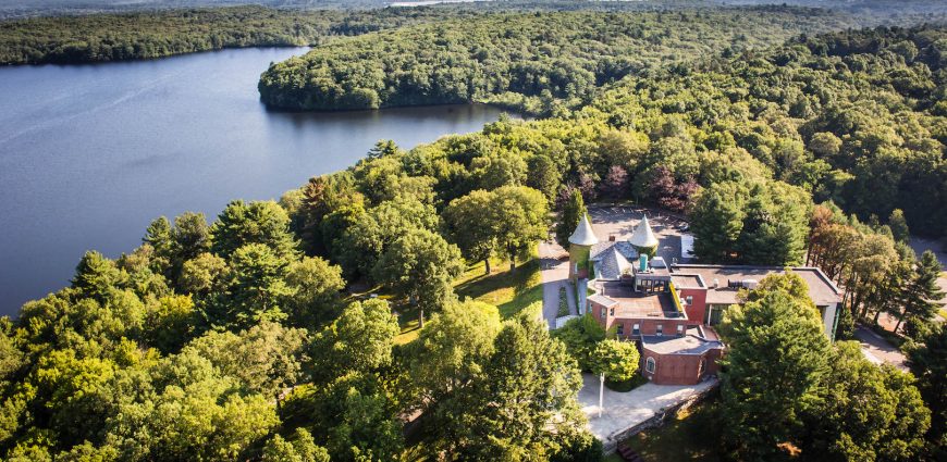 https://www.museeum.com/wp-content/uploads/2017/02/deCordova-Campus-overviewPhoto-by-Above-Summit-870x425.jpg